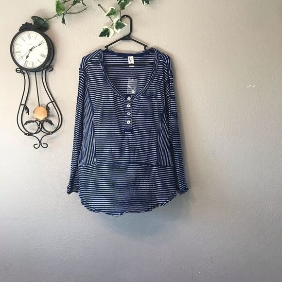 NWOT striped abalone shell button blouse - Picture 4 of 5